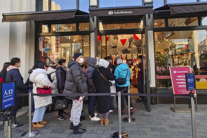 开云kaiyun痛失400亿的Lululemon想靠中国汉子翻身(图2)