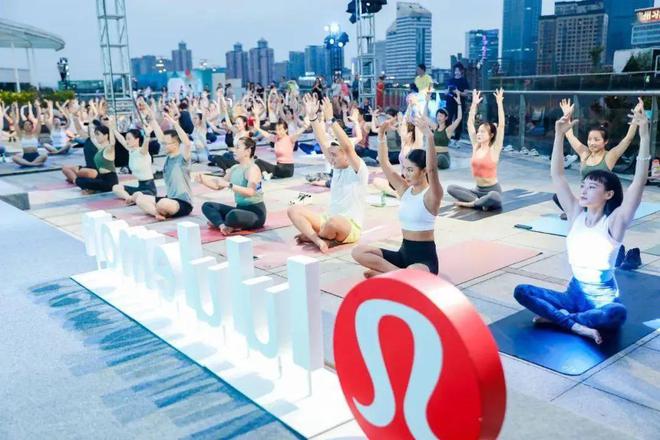 开云kaiyun痛失400亿的Lululemon想靠中国汉子翻身(图10)