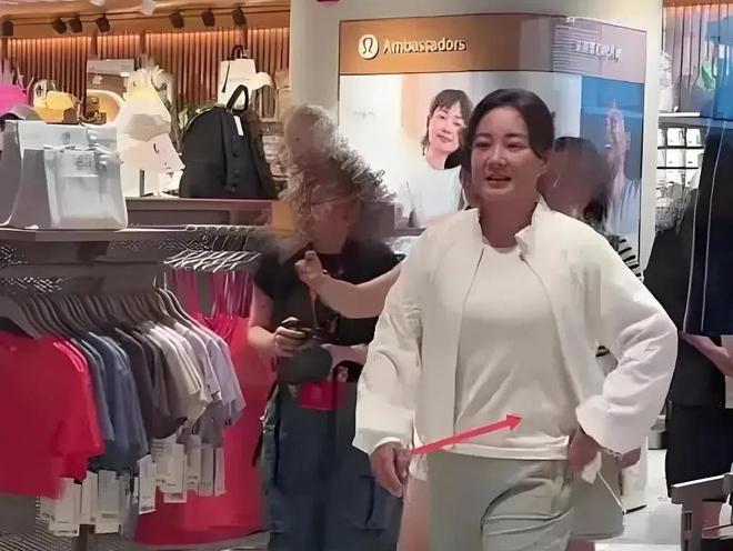 开云kaiyun痛失400亿的Lululemon想靠中国汉子翻身(图12)