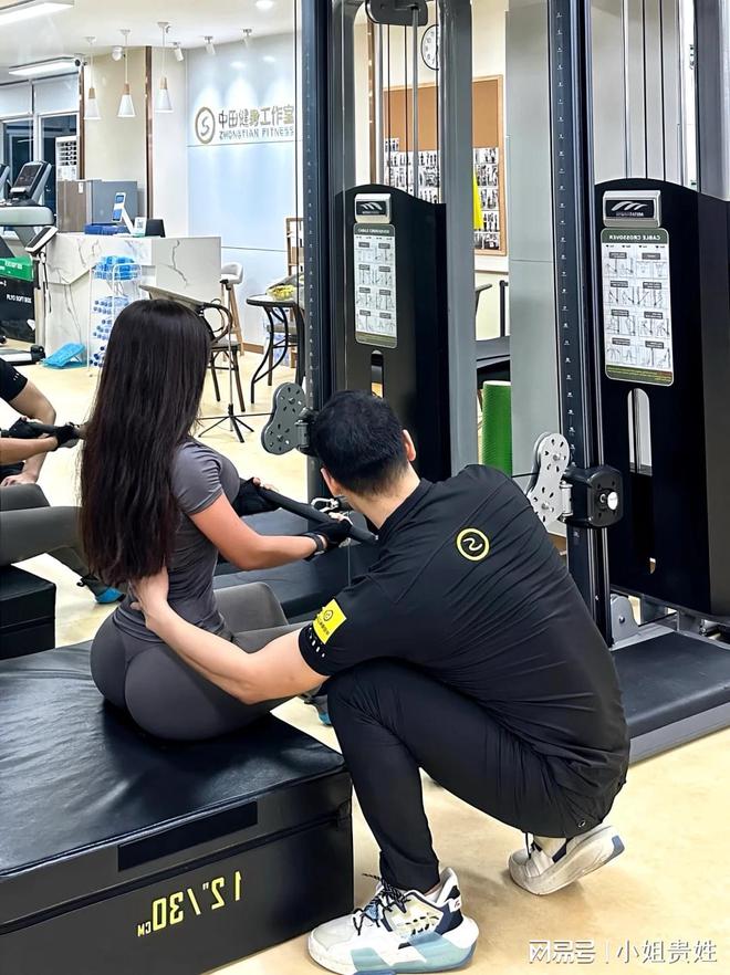开云体育女生在健身房为何总喜好穿瑜伽服真的搞不懂(图3)