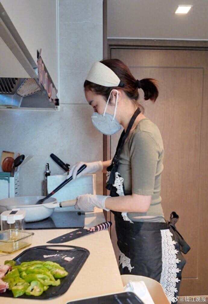开云kaiyun女子称穿瑜伽服上门做饭不是为流量“做菜是一件很欢愉的事”(图1)