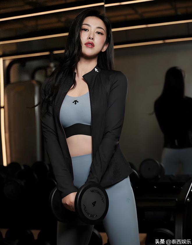 开云kaiyun朱珠瑜伽服秀黄金腰臀比网友：夺命的腰夺魂的臀(图1)