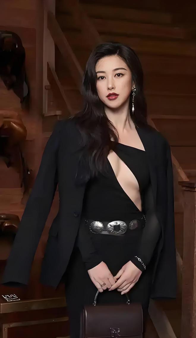 开云kaiyun朱珠瑜伽服秀黄金腰臀比网友：夺命的腰夺魂的臀(图9)