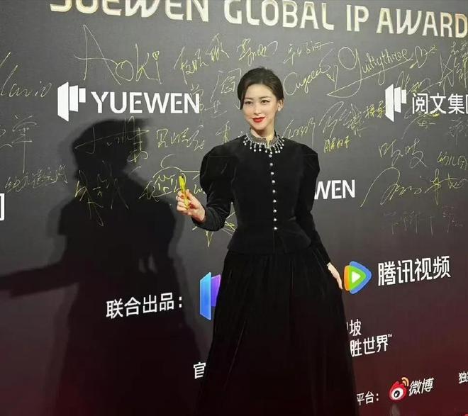 开云kaiyun朱珠瑜伽服秀黄金腰臀比网友：夺命的腰夺魂的臀(图8)