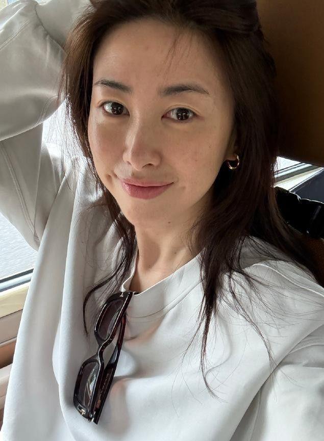 开云kaiyun朱珠瑜伽服秀黄金腰臀比网友：夺命的腰夺魂的臀(图15)